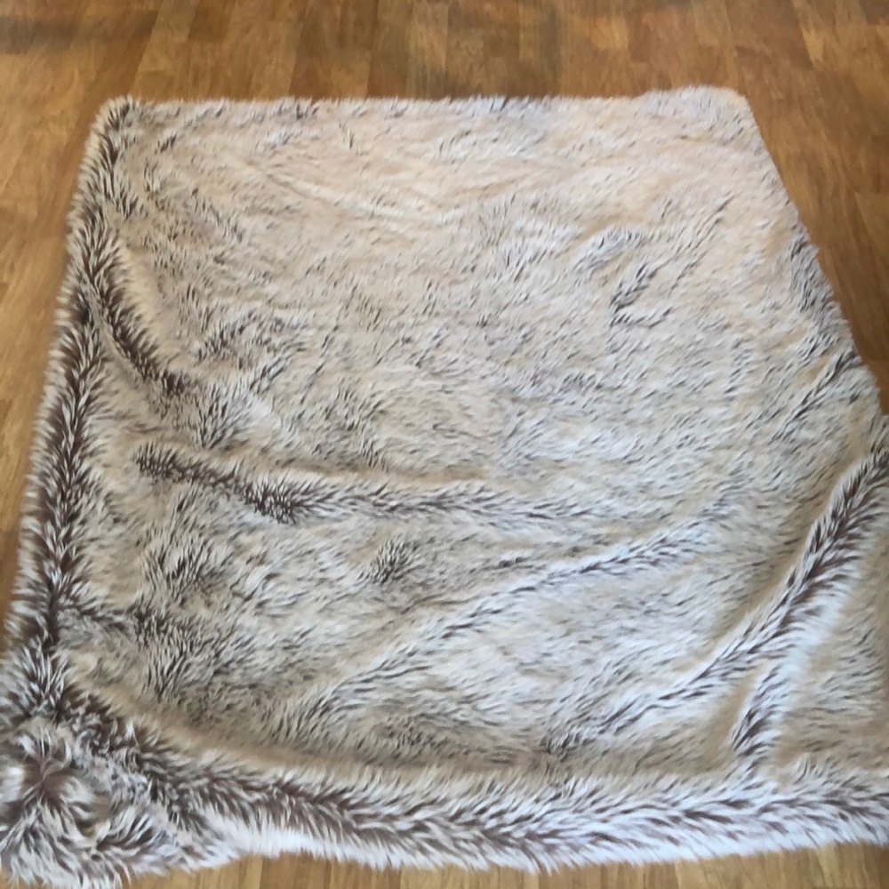 Light pink faux fur throw blanket